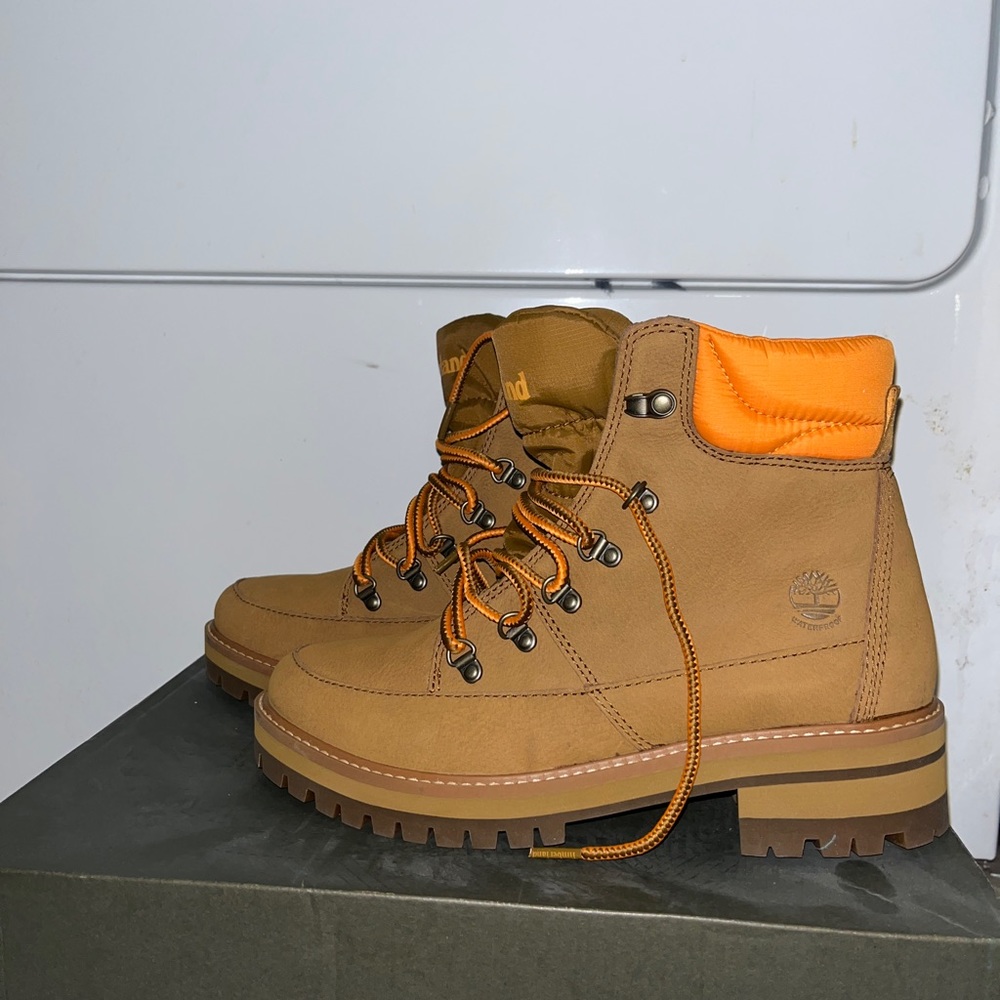 Timberland Women's Courmayeur Valley Brown Waterproof Boots Size 8.5